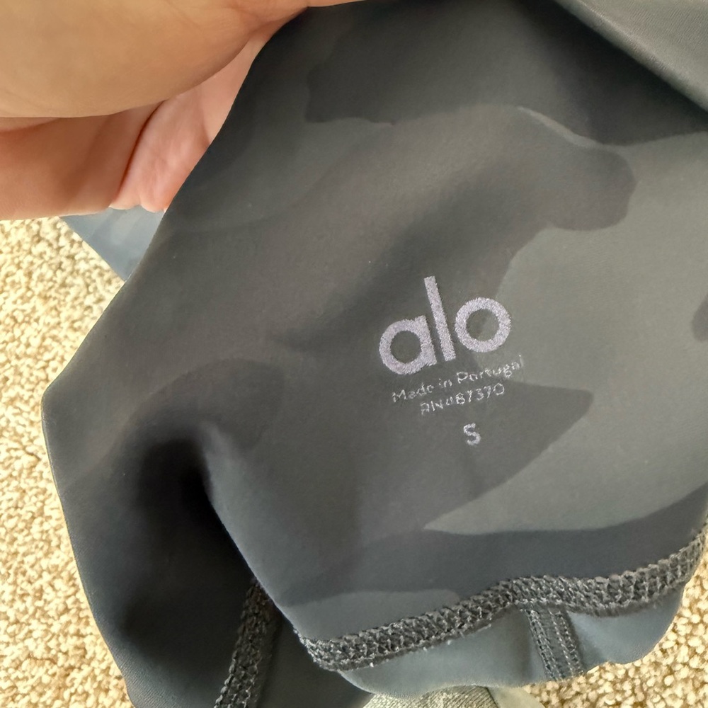 ALO Yoga CamoLeggings size small - Picture 4 of 5